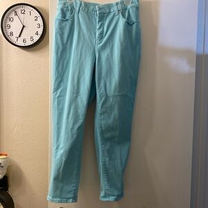 Chicos so slimming girlfriend crop pants so 2. 5 pockets, belt loops. Inseam 23”